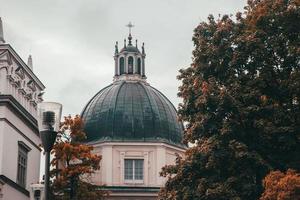 vistas a la calle de vilnius, lituania en otoño foto