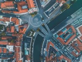 vistas de drones de la capital eslovena de ljubljana foto