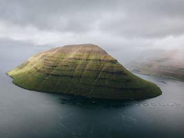 vistas de kunoy desde klakkur en las islas feroe foto