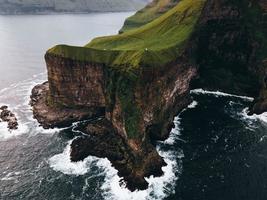 faro de kallur en trollanes en kalsoy, islas feroe foto