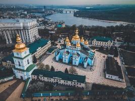 S t. Monasterio de cúpulas doradas de michael en kiev, ucrania foto