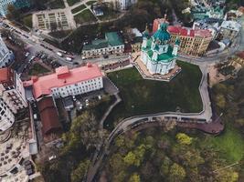S t. iglesia de andrew vista en kiev, ucrania foto