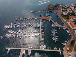 vista aérea de marstrand, suecia por drone foto