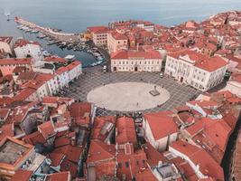 vistas aéreas de drones sobre piran en eslovenia foto