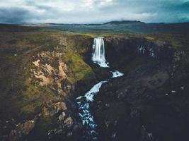 cascada de svodufoss en la península de snaefellness en islandia foto