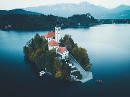 vistas de drones de la iglesia de peregrinación de la asunción de maría en bled, eslovenia foto