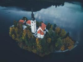 vistas de drones de la iglesia de peregrinación de la asunción de maría en bled, eslovenia foto