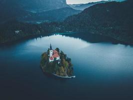 vistas de drones de la iglesia de peregrinación de la asunción de maría en bled, eslovenia foto