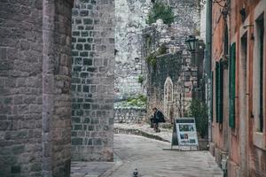 vistas del casco antiguo de kotor en montenegro foto