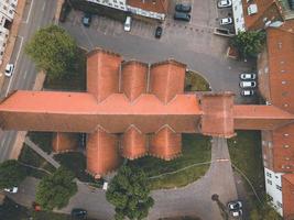 iglesia de san hans en odense, dinamarca por drone foto