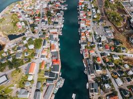 vistas de henningsvaer en las islas lofoten en noruega foto