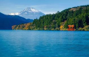 santuario del lago ashi y monte fuji en hakone foto
