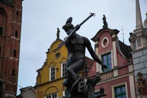 fuente de neptuno en el casco antiguo de gdansk foto