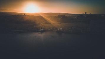 vistas de drones al atardecer vistas en valletta, malta foto