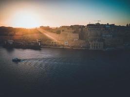 vistas de drones al atardecer vistas en valletta, malta foto