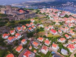 vista aérea de marstrand, suecia por drone foto