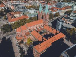 vistas de drones de la iglesia franciscana de maribor en maribor, eslovenia foto