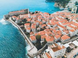 vistas de drones del casco antiguo de budva en montenegro foto