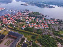 vista aérea de marstrand, suecia por drone foto