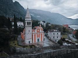 vistas de drones de st. iglesia de matías en kotor, montenegro foto