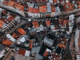 vista aérea de lille, francia por drone foto