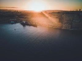 vistas de drones al atardecer vistas en valletta, malta foto