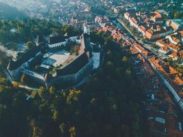 vistas de drones del castillo de ljubljana en eslovenia foto