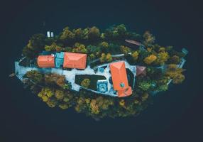 vistas de drones de la iglesia de peregrinación de la asunción de maría en bled, eslovenia foto