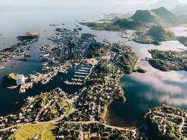 vistas de svolvaer en las islas lofoten en noruega foto