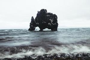 formación rocosa hvitserkur en el norte de islandia foto