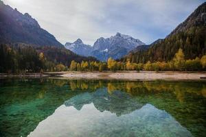 vistas del lago jasna en eslovenia foto