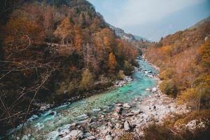 vistas del río soca en eslovenia foto