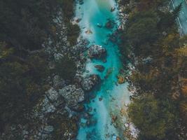 vistas de drones del río soca en eslovenia foto