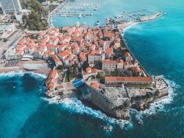 vistas de drones del casco antiguo de budva en montenegro foto