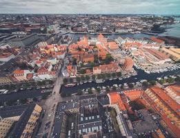 canal christianshavn en copenhague, dinamarca por drone foto