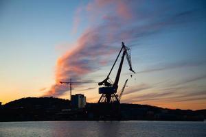 grúas en stenpiren al atardecer en gotemburgo, suecia foto