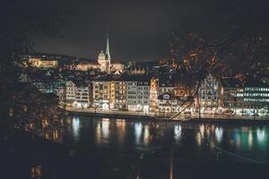 vista nocturna de zurich, suiza desde lindenhof foto