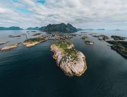 vistas de henningsvaer en las islas lofoten en noruega foto