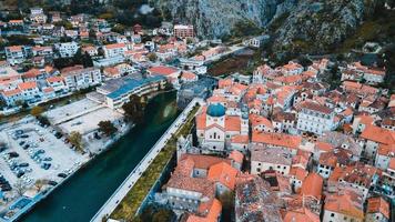 vistas de drones del casco antiguo de kotor en montenegro foto