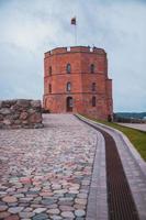 la torre del castillo de gediminas en vilnius, lituania foto