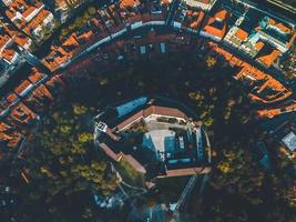 vistas de drones del castillo de ljubljana en eslovenia foto