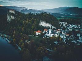 vistas de drones de la iglesia de st. martin en bled, eslovenia foto