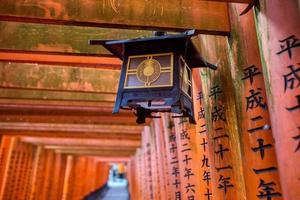 puertas naranjas en el santuario fushima-inari taisha en kyoto, japón foto