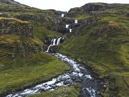 cascadas klifbrekkufossar en la costa este de islandia foto