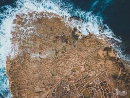 vistas de drones de salinas en gozo, malta foto