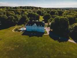 castillo de marselisborg en aarhus, dinamarca por drone foto