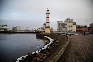 faro de malmo en invierno en skane, suecia foto