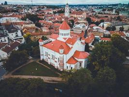 catedral ortodoxa de theotokos por drone en vilnius foto