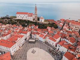 vistas aéreas de drones sobre piran en eslovenia foto