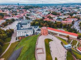 la torre del castillo de gediminas por drone en vilnius, lituania foto